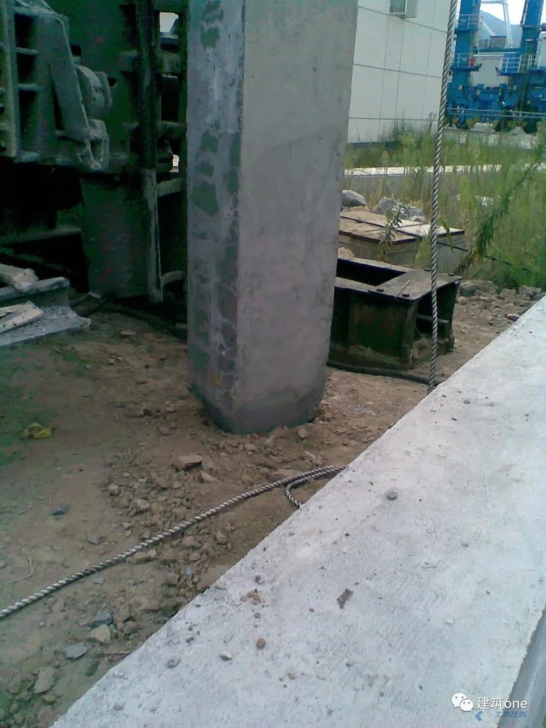 Precast square pile held vertically at the pitching position