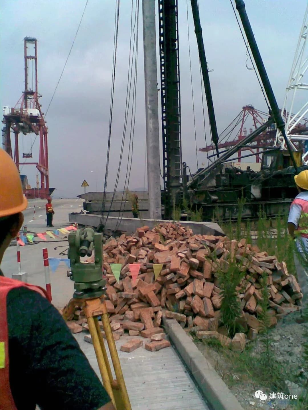 Square pile pressing operation with alignment observation beside the rig